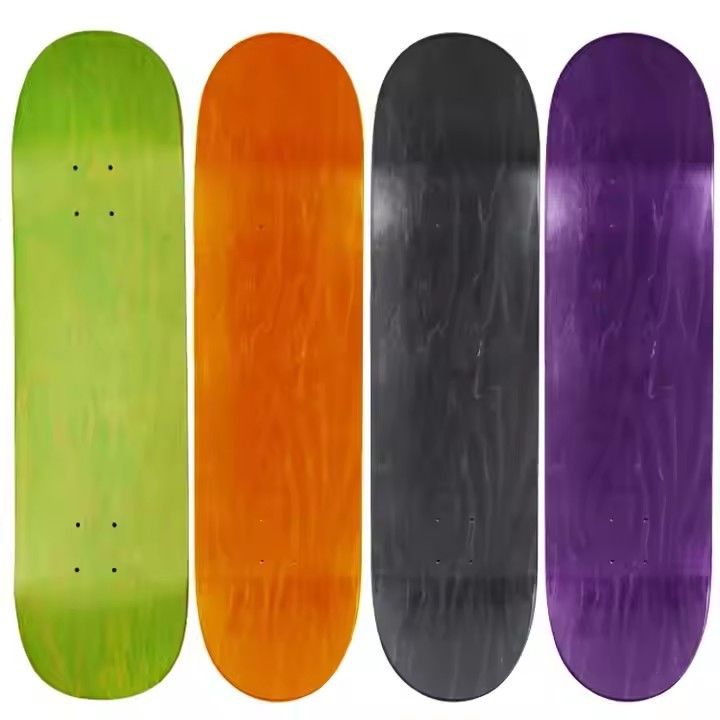 Colores en blanco, elegante, siete patinetas de madera para patinadores profesionales.
