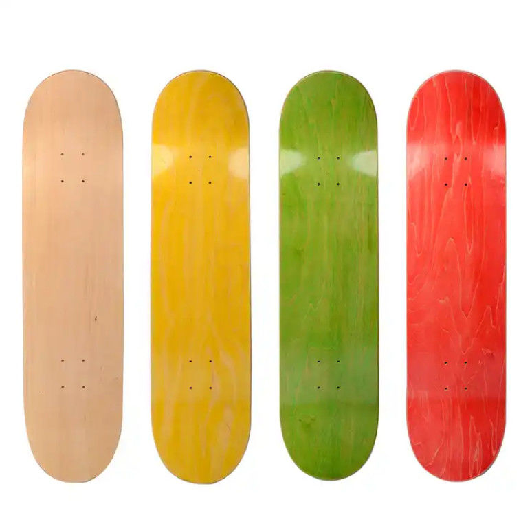 Colores en blanco, elegante, siete patinetas de madera para patinadores profesionales.
