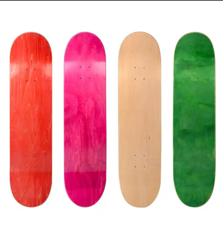 Colores en blanco, elegante, siete patinetas de madera para patinadores profesionales.